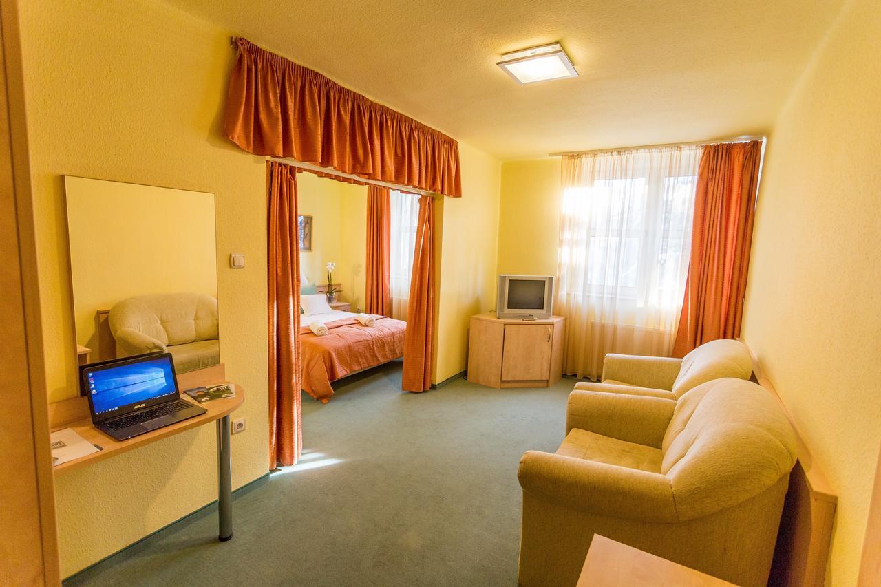 Salgo Hotel Salgótarján Bagian luar foto